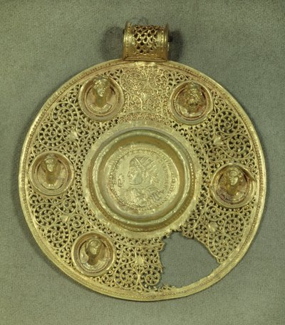 Gouden cirkelvormige medaillon: solidus van Constantijn de Grote (270-337 n.Chr.) geslagen in Sirmium in 321 n.Chr., in een opus interrasile frame, versierd met 5 reliëfbustes. 4e eeuw n.Chr. Parijs, Musée du Louvre door Byzantine