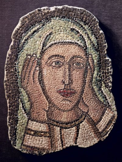 Hoofd van een van de Heilige Vrouwen, uit Turkije (mozaïek) door Byzantine