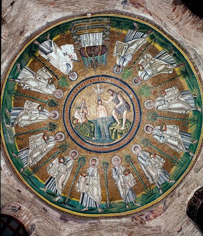 De doop van Christus in de Jordaan (gepersonifieerd door het personage links) en de twaalf apostelen. Mozaïek van de koepel van de Doopkapel van de Arianen (Battistero degli Ariani). 5e of 6e eeuw. Ravenna. Italië door Byzantine