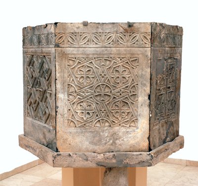 Ambo uit de Byzantijnse kerk van Sint Theodoros, Beit Sila, Jeruzalem, 6e eeuw na Christus (bitumineuze steen) door Byzantine Byzantine