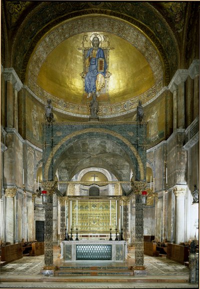 Byzantijnse architectuur: het priesterkoor. Het hoofdaltaar, het ciborium met albasten zuilen (tussen 5e en 13e eeuw), de kapitelen (12e eeuw) en de Pala d