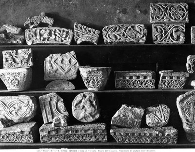 Fragmenten van Italo-Byzantijnse sculpturen door Byzantine Byzantine
