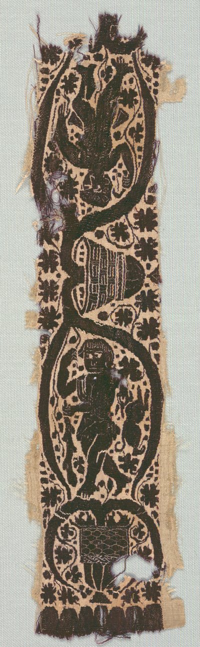 Zeldzaam zijden tuniekfragment met decoratieve mouwband, 400s-500s (platbinding, zijde, tapijtweefsel met aanvullende inslagwikkeling, ongeverfd linnen, geverfde wol, zijde) door Byzantine Period Egyptian