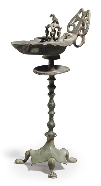 Een Byzantijnse bronzen olielamp en standaard, ca. 5e-6e eeuw na Christus door Byzantine School