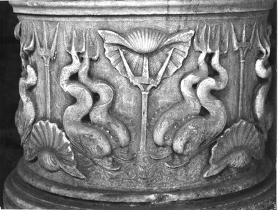 Basis van een wijwaterfontein, gesneden met dolfijnen, San Marco Basiliek door Byzantine School