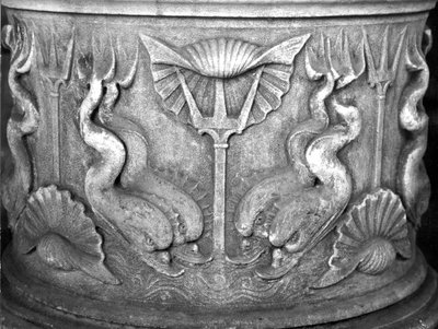 Basis van een wijwaterfontein, gesneden met dolfijnen, San Marco Basiliek door Byzantine School