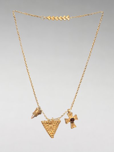 Ketting met twee hangers en een kruis, 500s door Byzantine School