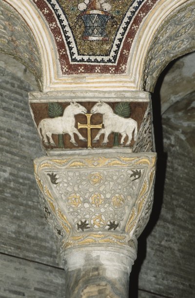 Gedecoreerd kapiteel van het interieur door Byzantine School