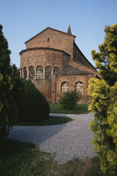 Buitenaanzicht van de apsis door Byzantine School