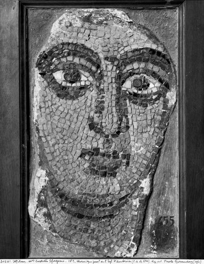 Gezicht van een dame uit de kerk van St-Ambrosius (mozaïek) door Byzantine School