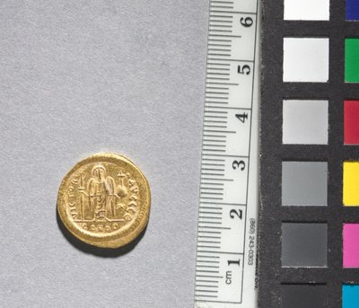 Solidus van Justinianus I (achterzijde), 545-565 door Byzantine School