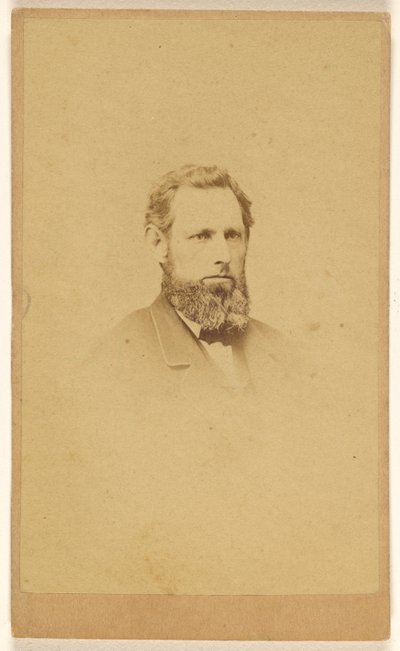 [Ongeïdentificeerde bebaarde man, gedrukt in vignetstijl]. door C.E. Edwards