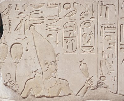 Egypte, Karnak, Rode kapel van Hatsjepsoet, reliëf van wijnoffer aan Hatsjepsoet door J.B. and Brown J. Rowbotham