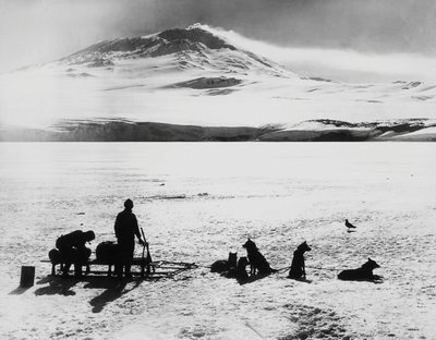 Zuidpool-expeditie door Robert Falcon Scott (1868-1912), ontdekkingsreizigers voor de Erebus-vulkaan op Ross-eiland, 15 januari door J.B. and Brown J. Rowbotham