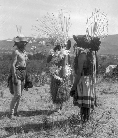 Inheemse Amerikaanse mensen en stamrondehuis en ceremoniële kleding, Californië door C. Hart Merriam
