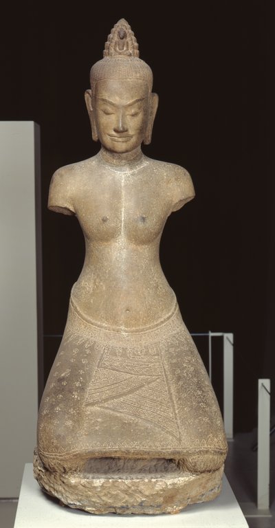 Standbeeld van Jayarajadevi in de gedaante van de boeddhistische godheid Tara of Prajnaparamita (zandsteen) door Cambodian School