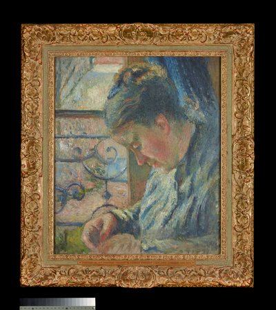 Julie Pissarro naait bij een raam door Camille Pissarro