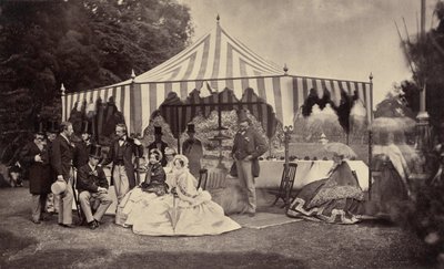 Groep goedgeklede mensen voor een buitentent door Camille Silvy