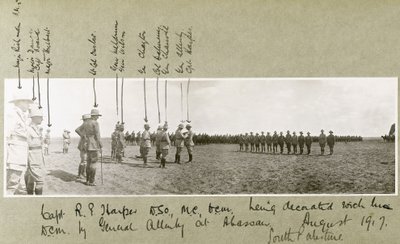 Generaal Allenby decoreert Kapitein Harper met de D.C.M. tijdens een ceremonie in Abassan, Zuid-Palestina, augustus 1917 door Capt. Arthur Rhodes