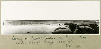 Kijkend over Turkse loopgraven vanaf Samson Ridge, september 1917 door Capt. Arthur Rhodes