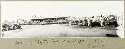 Parade van Egyptische troepen en tapijten, Caïro, september 1917 door Capt. Arthur Rhodes