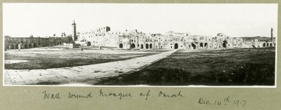 Muur rondom de moskee van Omah, 14 december 1917 door Capt. Arthur Rhodes