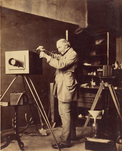 [Zelfportret dat een collodiumplaat prepareert]. door Capt. Horatio Ross