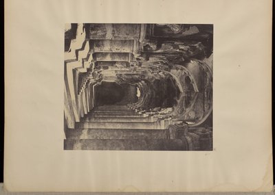 [Madura. [Paleis van Trimul Naik, Uitzicht in een arcade van de vierhoek. door Capt. Linnaeus Tripe