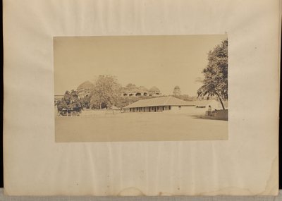 Madura. [Paleis van Trimul Naik, met het schoolgebouw van Mr. Fischer op de voorgrond. door Capt. Linnaeus Tripe