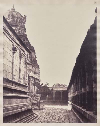 Perumal tempel Vimana vanuit de hoek van de binnenplaats, Madurai door Captain Linnaeus Tripe