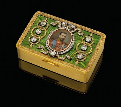 Een keizerlijke presenteer snuifdoos, met een aquarel op ivoor miniatuur van keizer Nicolaas II, ca. 1890 door Carl Fabergé