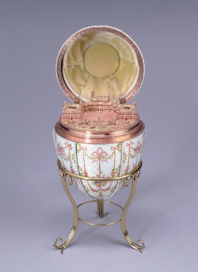 Gatchina Paleis Ei, gemaakt door Mikhail Perkhin (fl.1884-1903) 1901 (goud, en plein emaille en zaadparels) door Carl Fabergé