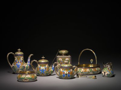 Theepot, Suikerpot, Theebus, Theelepel, Citroenvork, Suikerbak, Taartmand, Roomkan, Theezeef en Suikerstrooier, voor 1896 en 1896-1906 door Carl Fabergé