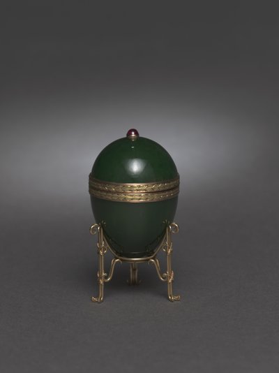 Jade ei met standaard, na 1900 door Carl Fabergé