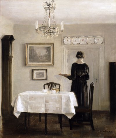 Interieur met Dame die een Dienblad Draagt, c.1905 door Carl Holsoe