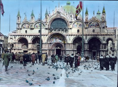 Italië, Venetië, San Marcoplein en Basiliek van San Marco door Carl Simon
