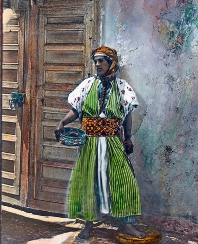 Marokko, Kabyle meisje van de Berberse etnische groep, circa 1910 door Carl Simon