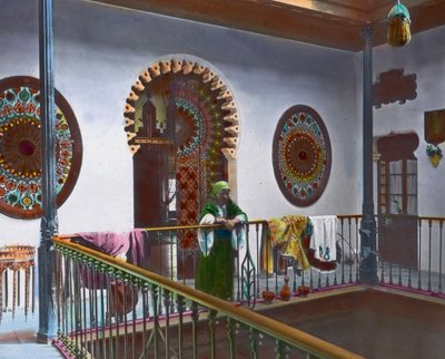 Noord-Marokko, Marokkaanse vrouw in galerij, beelddatum: circa 1910, Carl Simon Archief door Carl Simon