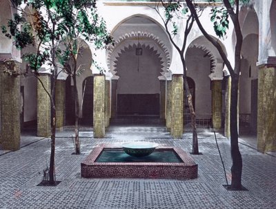Noord-Marokko, Tangier, binnenplaats van een ambassade, circa 1910 door Carl Simon