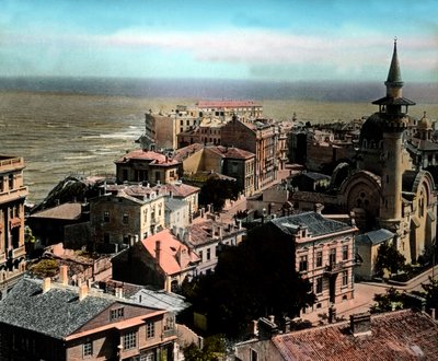 Roemenië, Constanta stad, een van de grootste zeehavens aan de Zwarte Zee. Uitzicht op de Grote Mahmudiye Moskee, circa 1920 door Carl Simon