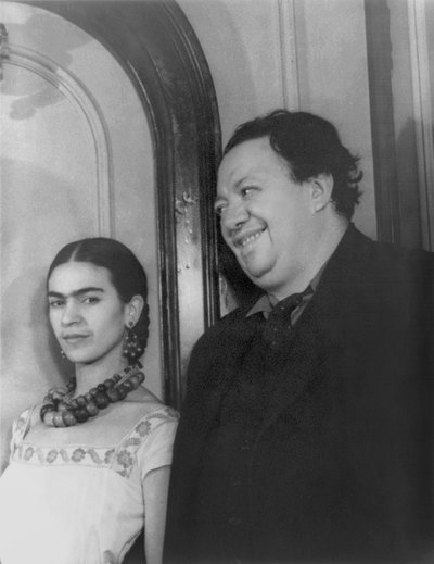 Frida Kahlo en Diego Rivera tijdens een bezoek aan New York door Carl Van Vechten