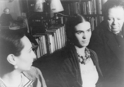 Frida Kahlo en Diego Rivera tijdens een bezoek aan New York door Carl Van Vechten