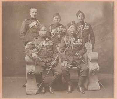 Koninklijke Indiase ordonnansofficieren van de Gurkha-regimenten door Carl Vandyk