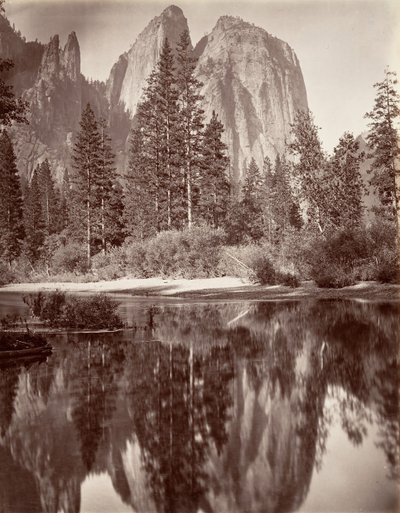 Spiegelbeeld van Cathedral Rocks, Yosemite, ca. 1872, gedrukt ca. 1876 door Carleton E. Watkins.