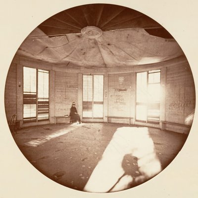Interieur van paviljoen gebouwd op de stronk van de boom, C. Grove, ca. 1878 door Carleton Emmons Watkins