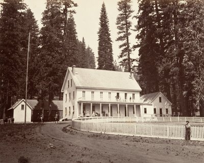 Mammoth Grove Hotel, ca. 1872, gedrukt ca. 1876 door Carleton Emmons Watkins