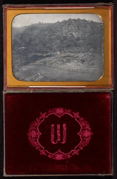 Zonder titel (rivier mijnbouwscène) door Carleton Watkins