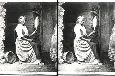 Oude vrouw aan het spinnen, Capri, ca. 1865 (zw/w foto) door Carlo Naya