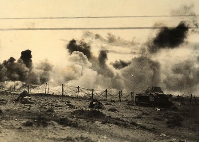 WOII: Duitse soldaten rukken op naar Britse linies in Tobroek, Libië (zwart-wit foto) door Carlo Salvatori