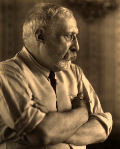 Profielportret van de schilder Arturo Rietti met gekruiste armen door Carlo Wulz
